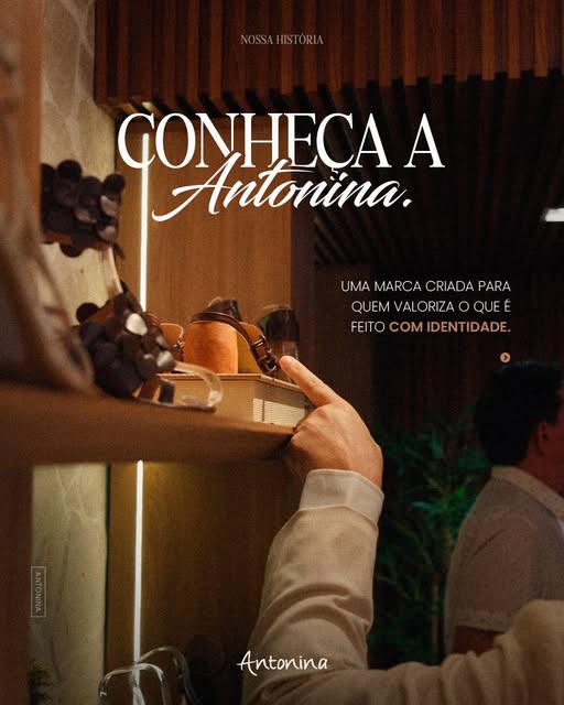 Showroom Antonina com prateleiras de madeira e calçados expostos