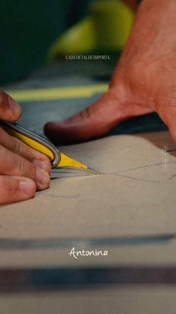 Artesão cortando o couro à mão