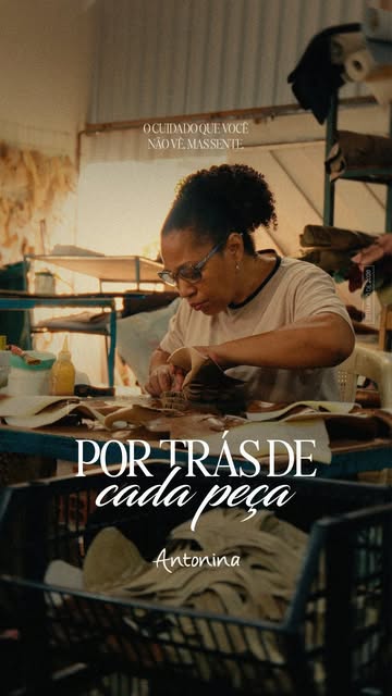 Artesã costurando no ateliê