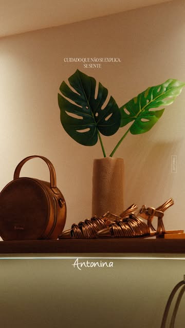 Bolsa redonda em couro caramelo ao lado de sandália bronze