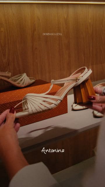 Sandália de tiras off white com salto bloco de madeira